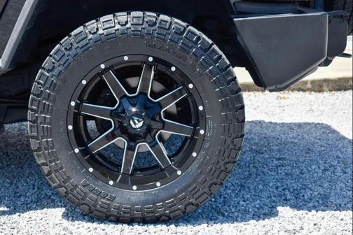 Black 2005 Hummer H2 Base