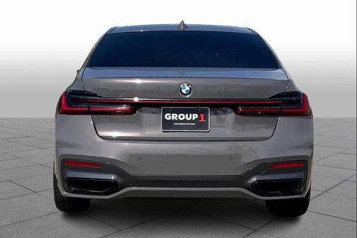 2022 BMW 740 i