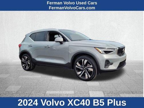 2024 Volvo XC40 B5 Plus Bright Theme