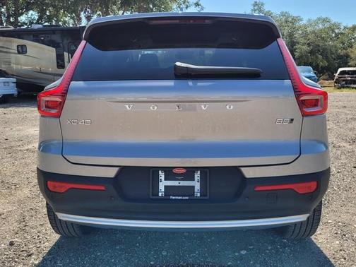 2025 Volvo XC40 B5 Ultra Bright Theme