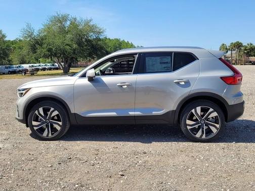 2025 Volvo XC40 B5 Ultra Bright Theme