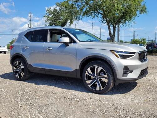 2025 Volvo XC40 B5 Ultra Bright Theme