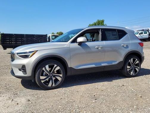 2025 Volvo XC40 B5 Ultra Bright Theme