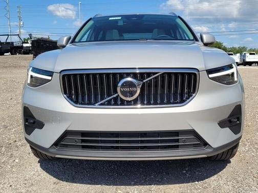 2025 Volvo XC40 B5 Ultra Bright Theme