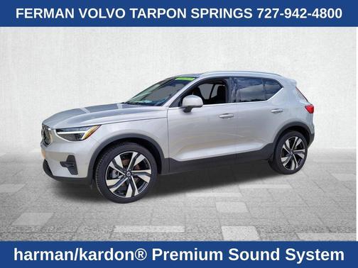 2025 Volvo XC40 B5 Ultra Bright Theme
