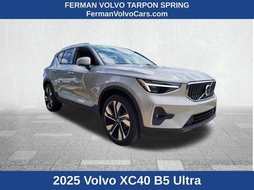 2025 Volvo XC40 B5 Ultra Bright Theme