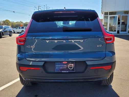 2025 Volvo XC40 B5 Plus Dark Theme