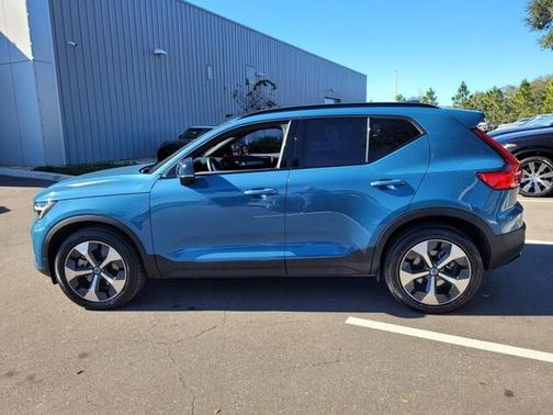 2025 Volvo XC40 B5 Plus Dark Theme