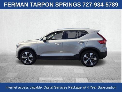 2025 Volvo XC40 B5 Plus Bright Theme