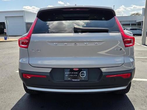 2025 Volvo XC40 B5 Plus Bright Theme