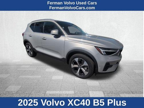 2025 Volvo XC40 B5 Plus Bright Theme