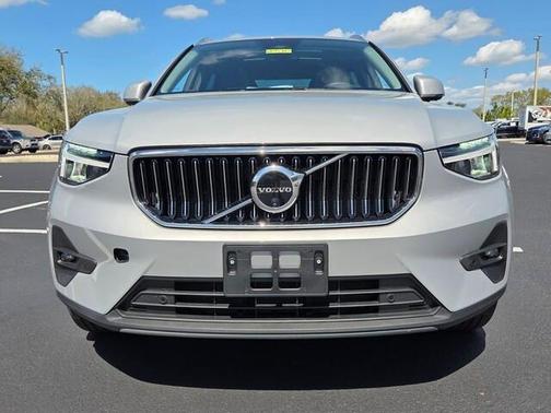 2025 Volvo XC40 B5 Plus Bright Theme