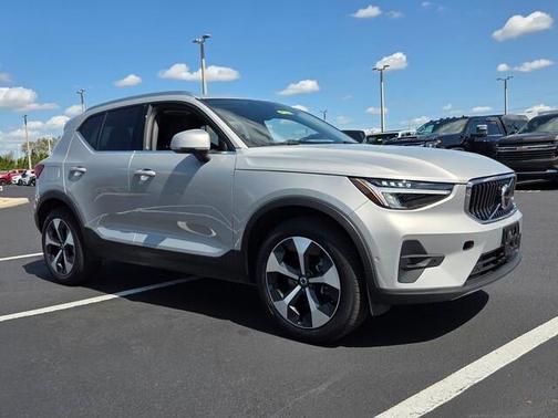 2025 Volvo XC40 B5 Plus Bright Theme