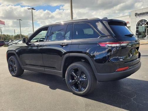 2025 Jeep Grand Cherokee Laredo