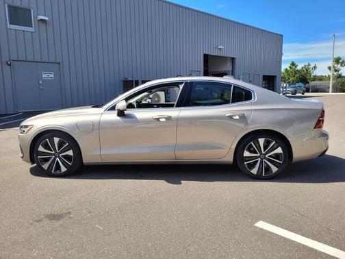 2023 Volvo S60 Recharge Plug-In Hybrid T8 Ultimate Bright Theme