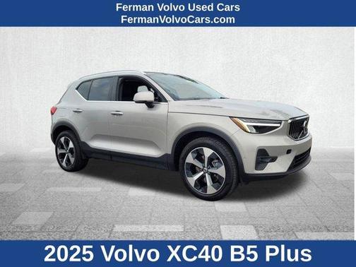 2025 Volvo XC40 B5 Plus Bright Theme