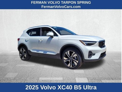 2025 Volvo XC40 B5 Ultra Bright Theme