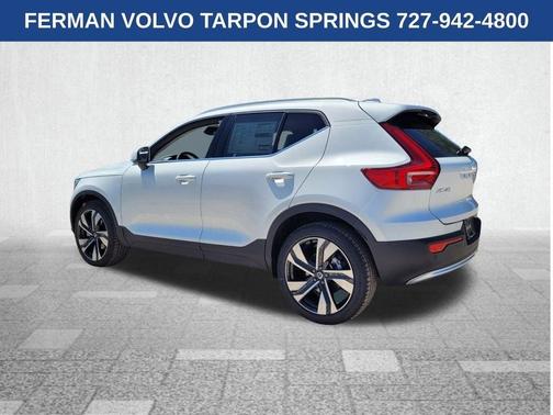 2025 Volvo XC40 B5 Ultra Bright Theme