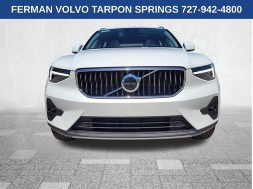 2025 Volvo XC40 B5 Ultra Bright Theme