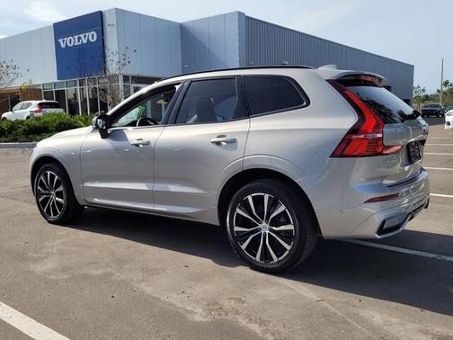 2023 Volvo XC60 B5 Plus Dark Theme