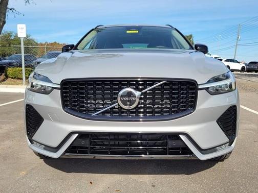 2023 Volvo XC60 B5 Plus Dark Theme