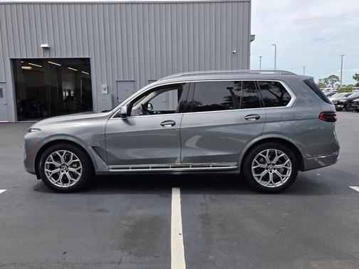 Gray 2025 BMW X7 xDrive40i