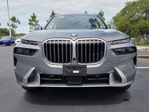 Gray 2025 BMW X7 xDrive40i