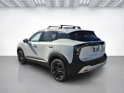 Aspen White Tricoat 2026 Nissan Kicks SR