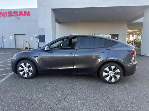 Midnight Silver Metallic 2023 Tesla Model Y Long Range Dual Motor All-Wheel Drive