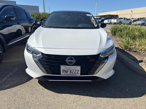 Aspen White Tricoat/Super Black 2024 Nissan Sentra SR