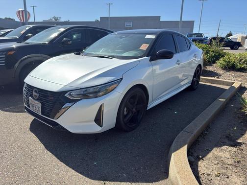 Aspen White Tricoat/Super Black 2024 Nissan Sentra SR