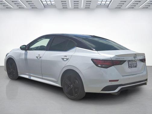 Aspen White Tricoat/Super Black 2024 Nissan Sentra SR