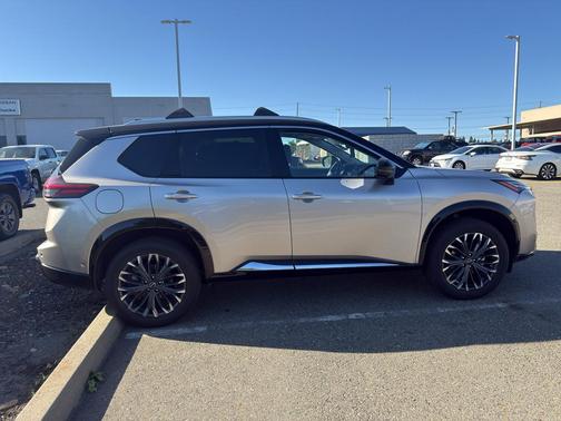 Champagne Silver Metallic/Super Black 2026 Nissan Rogue Platinum