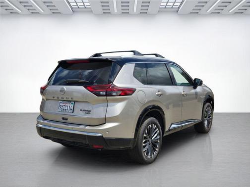 Champagne Silver Metallic/Super Black 2026 Nissan Rogue Platinum
