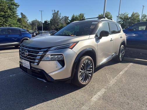 Champagne Silver Metallic/Super Black 2026 Nissan Rogue Platinum
