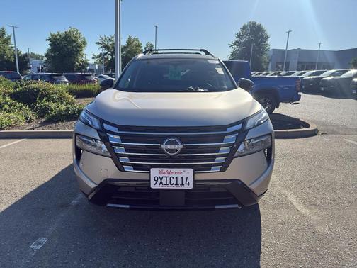 Champagne Silver Metallic/Super Black 2026 Nissan Rogue Platinum