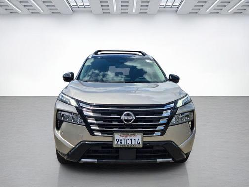 Champagne Silver Metallic/Super Black 2026 Nissan Rogue Platinum