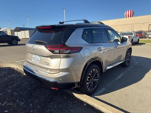 Champagne Silver Metallic/Super Black 2026 Nissan Rogue Platinum