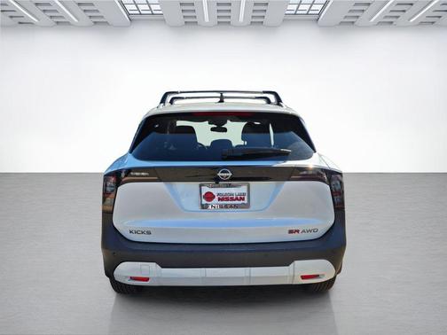 Aspen White Tricoat 2026 Nissan Kicks SR