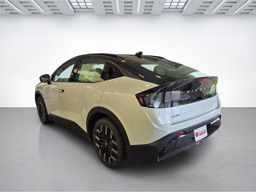 Everest White Pearl Tricoat/Black 2026 Nissan Leaf PLATINUM+