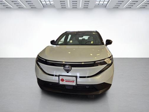 Everest White Pearl Tricoat/Black 2026 Nissan Leaf PLATINUM+