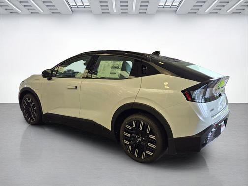 Everest White Pearl Tricoat/Black 2026 Nissan Leaf PLATINUM+