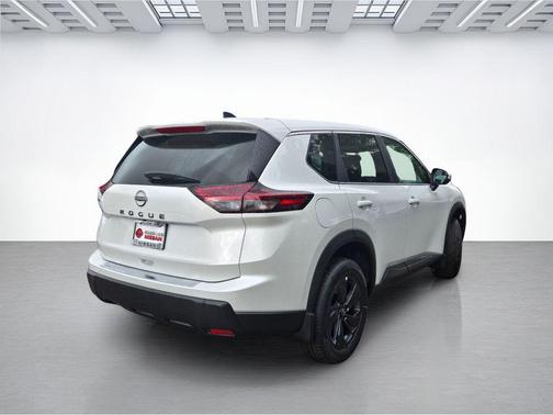 Everest White Pearl Tricoat 2026 Nissan Rogue SV