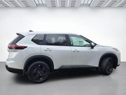 Everest White Pearl Tricoat 2026 Nissan Rogue SV
