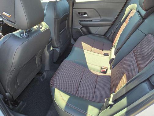 Aspen White Tricoat/Super Black 2026 Nissan Kicks SR