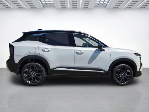 Aspen White Tricoat/Super Black 2026 Nissan Kicks SR