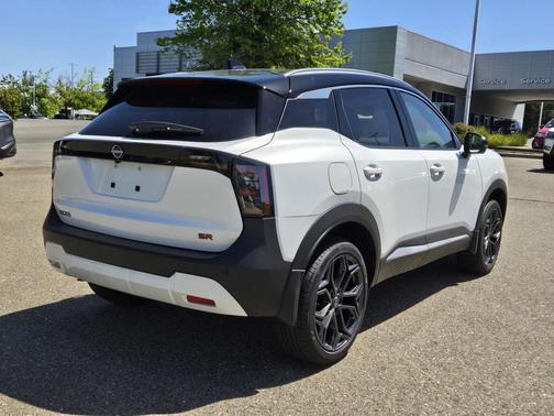 Aspen White Tricoat/Super Black 2026 Nissan Kicks SR