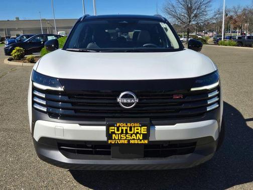 Aspen White Tricoat/Super Black 2026 Nissan Kicks SR