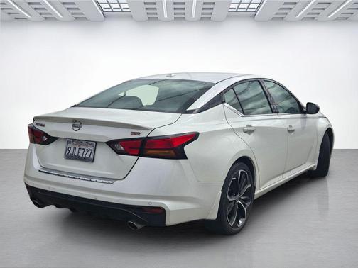 Pearl White Tricoat 2023 Nissan Altima SR FWD