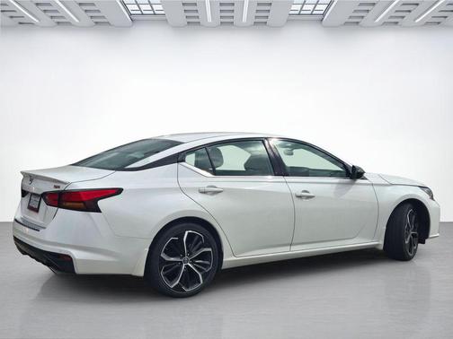 Pearl White Tricoat 2023 Nissan Altima SR FWD